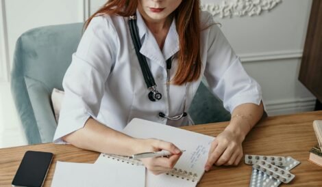 clinical pharmacist providing drug information services- clinicalpharmacourses